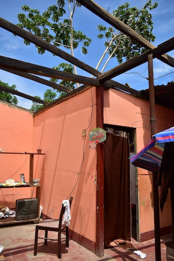 El impacto del torbellino abrió interrogantes sobre la resistencia de las estructuras, debido a que varias viviendas recién construidas sufrieron afectaciones en sus cubiertas y otros componentes de la parte superior. (Foto cortesía alcaldía de Nagarote)