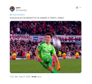 Captura de pantalla de una publicación en red social con texto en español y la imagen de un arquero de fútbol pateando un balón