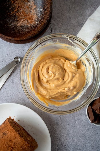 Para hacer crema moka, se