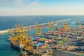 Especialistas destacan que, "la crisis ha obligado a reorganizar las cadenas de suministro, generando inestabilidad global y afectando incluso la inflación mundial, como lo evidencian los aumentos en fletes marítimos" (Foto: Shutterstock)