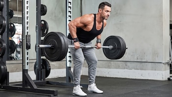 Cuánto peso hay que levantar en el gimnasio para ganar músculo, según un estudio