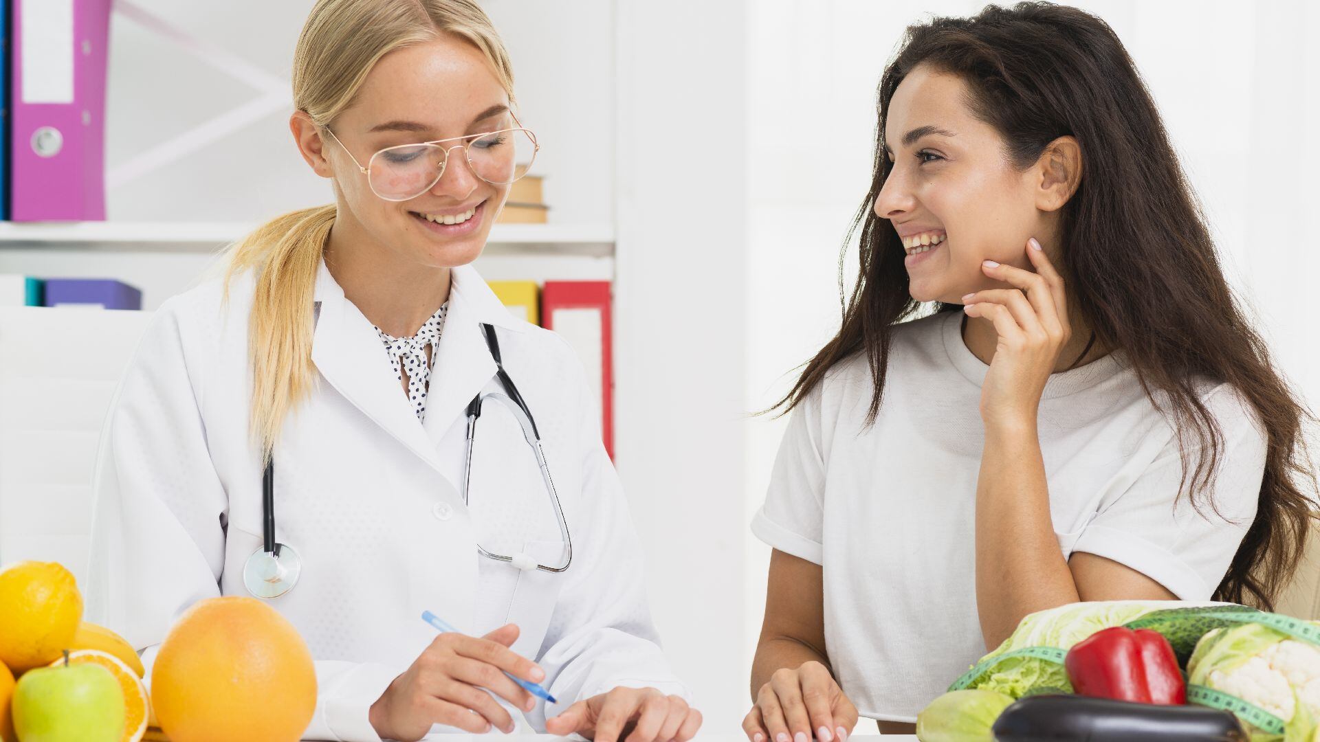 Incorporar licuados de banana y naranja favorece la saciedad y el control del peso (Freepik)