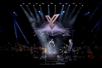 El artista Yandel (c) durante