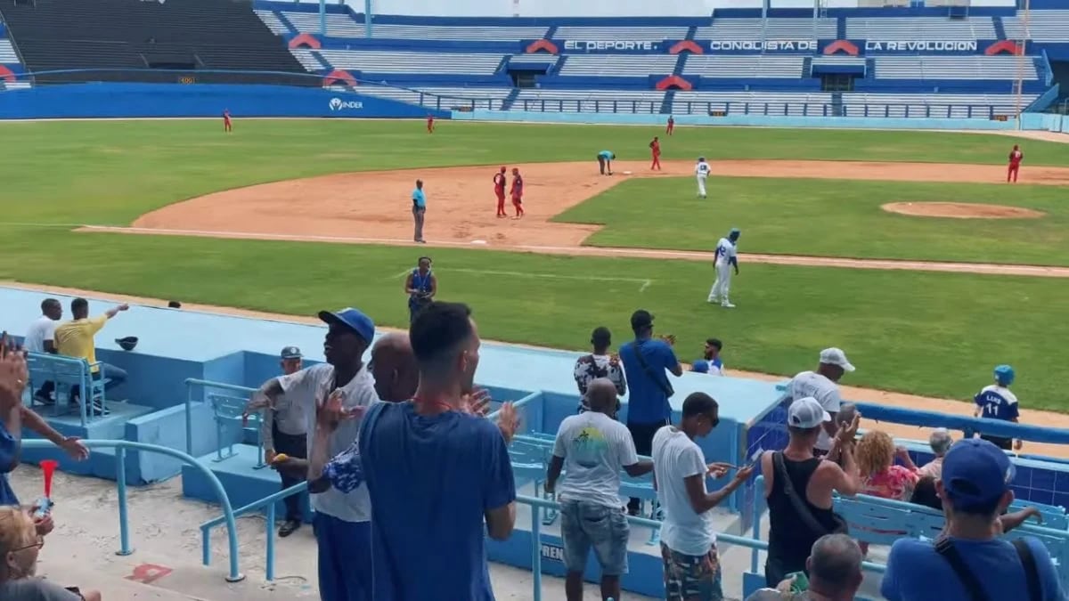 Los peloteros y los integrantes del cuerpo técnico de Industriales resultaron sin lesiones tras el impacto. (Foto: Periódico Cubano)