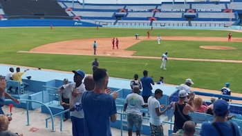 Los peloteros y los integrantes del cuerpo técnico de Industriales resultaron sin lesiones tras el impacto. (Foto: Periódico Cubano)