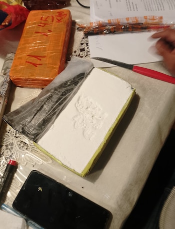 El sello del delfín en uno de los panes de cocaína