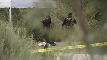 El despliegue policial y la intervención de unidades especializadas aseguraron la preservación de la escena en DeForest Park, Long Beach (KTLA)