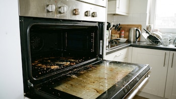 El método infalible para remover grasa de la cocina con bicarbonato de sodio, detergente y agua tibia