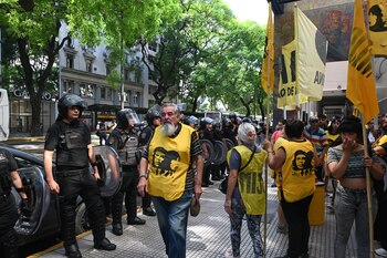 Raúl Castells encabezó la primera protesta contra el gobierno de Javier Milei