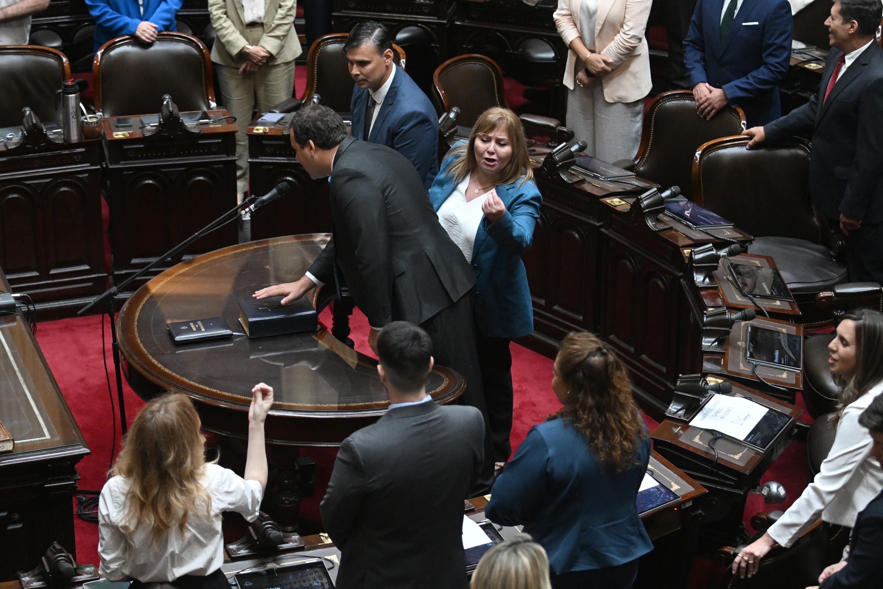 La diputada del peronismo Marita Velázquez se cruza con la libertaria Lemoine en medio de la jura