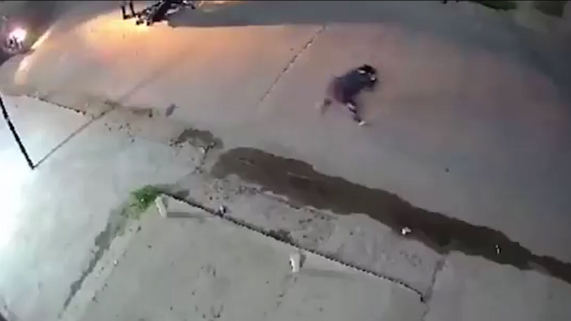 La víctima corre a toda velocidad luego de recibir el disparo.