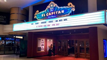 Entrada principal del restaurante temático