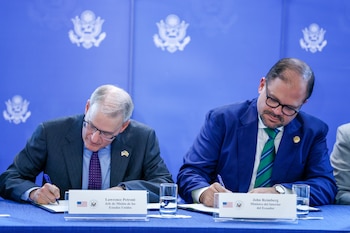 El ministro del Interior, John Reimberg (d) y el jefe de misión de EE.UU. en Ecuador, Lawrence Petroni (i), firman la 'Estrategia Frontera Segura' este lunes, en Quito (Ecuador). EFE/ José Jácome