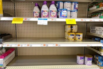 FOTO DE ARCHIVO: Los estantes