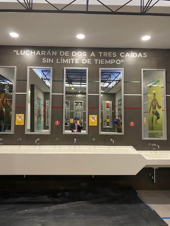 Carlos del Valle tomándose una