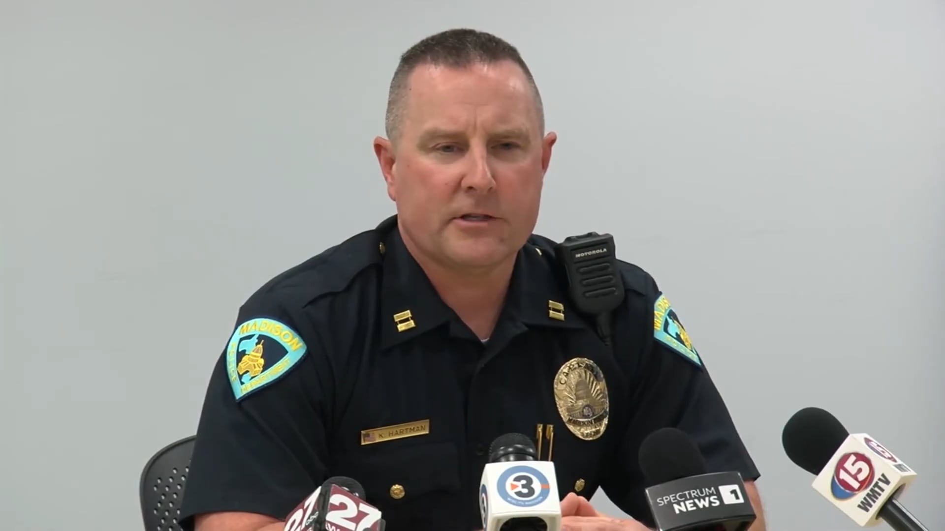 El capitán Kipp Hartman informó que los dos detenidos ocupaban los cargos de presidente y vicepresidente de la fraternidad (Captura de video: WISN 12 News).