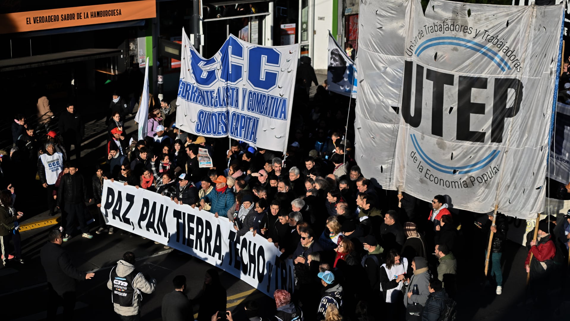 La marcha de San Cayetano tuvo una fuerte presencia de los movimientos sociales (Foto: Adrián Escandar)