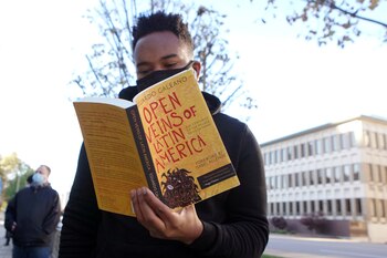 Un hombre lee el libro