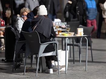 Varias personas en la terraza