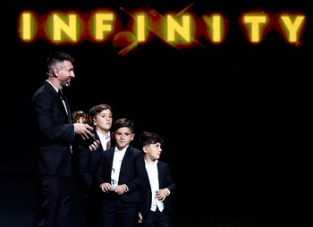 "Infinito": el cartel que apareció en la pantalla en homenaje a Messi (REUTERS/Stephanie Lecocq)