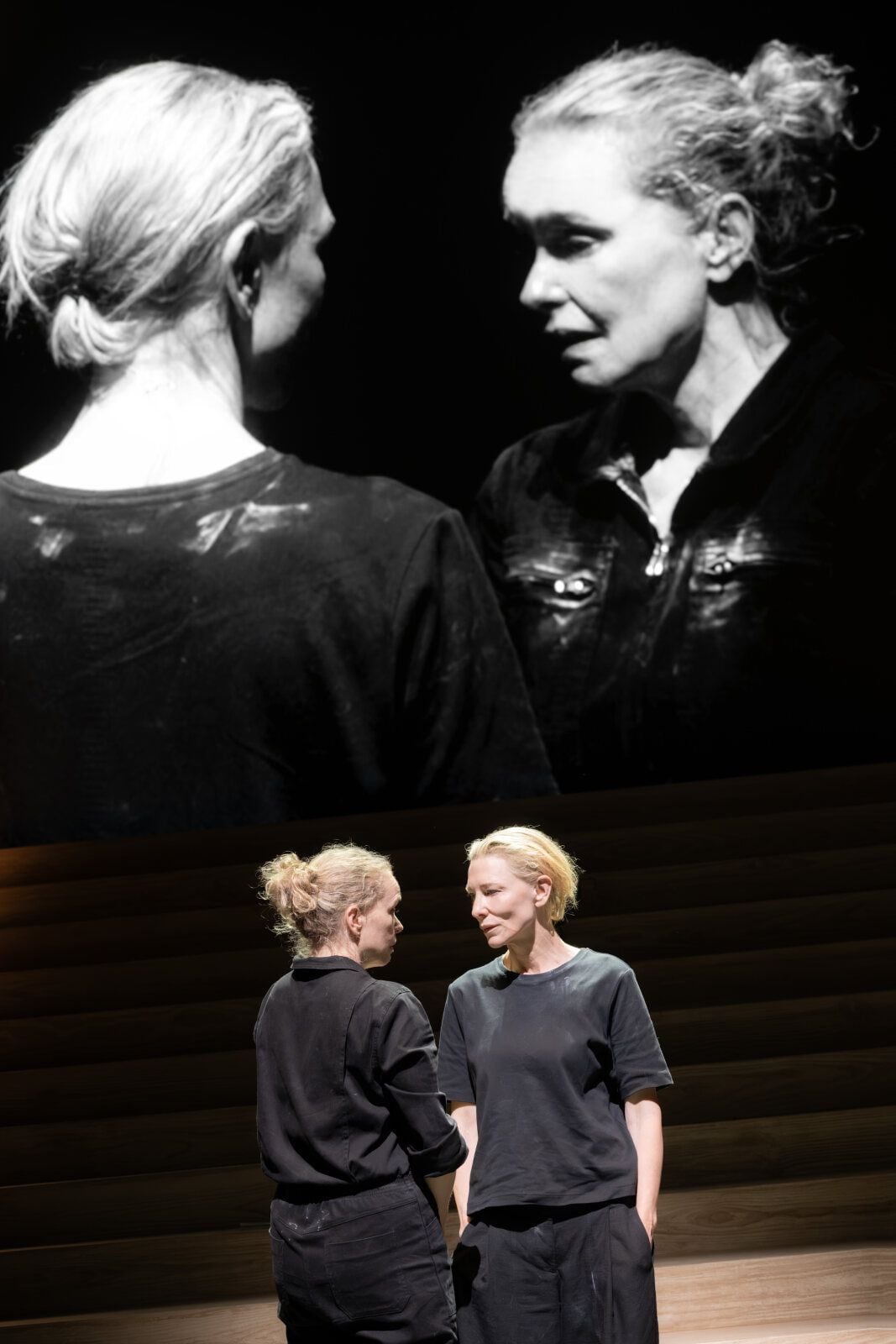 Nina Hoss y Cate Blanchett en “Electra/Persona” en el Teatro Nacional de Londres. En consonancia con el tema de las identidades difusas, las dos actrices intercambian papeles en noches alternas (Monika Rittershaus / The New York Times)