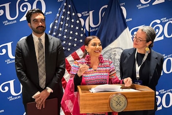 Fotografía difundida de la alcaldesa de México, Clara Brugada (c), hablando junto al alcalde de Nueva York, Zohran Mamdani, durante la Cumbre de Alcaldes Urbanos 20 (U20), en Nueva York (Estados Unidos). EFE/ @ClaraBrugadaM