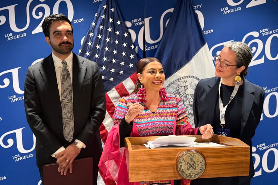 Fotografía difundida de la alcaldesa de México, Clara Brugada (c), hablando junto al alcalde de Nueva York, Zohran Mamdani, durante la Cumbre de Alcaldes Urbanos 20 (U20), en Nueva York (Estados Unidos). EFE/ @ClaraBrugadaM