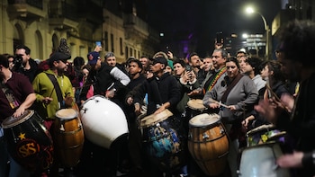 Masivo último adiós a Ruben Rada en Uruguay: miles se juntaron con tambores para despedir al músico