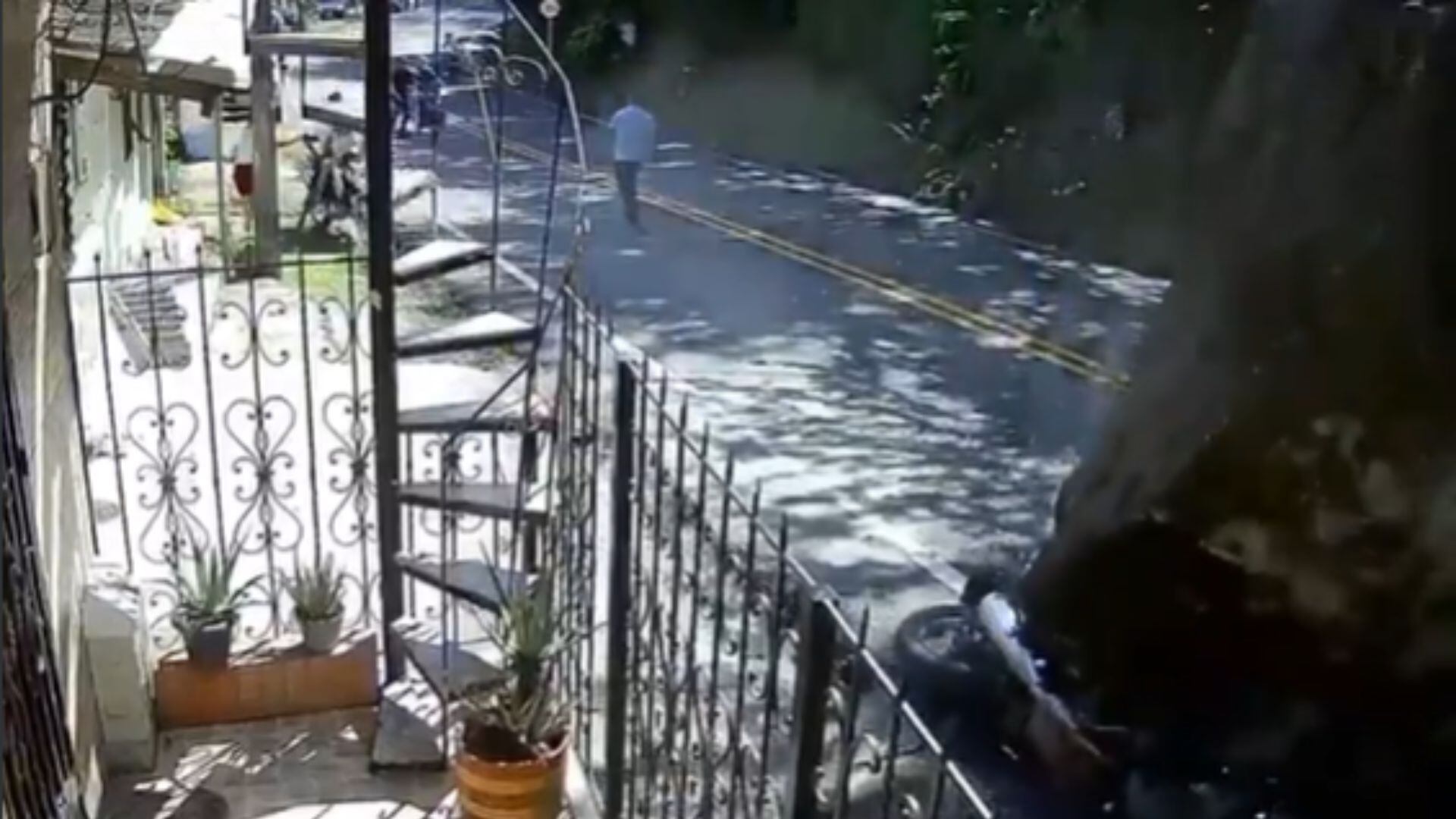 El hecho fue registrado por cámaras de seguridad y generó gran preocupación entre los residentes del sector. - crédito captura de video