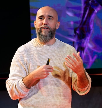 Jon Hernández, divulgador español especializado en inteligencia artificial, analiza el impacto de esta tecnología en el empleo, la educación y la vida cotidiana.