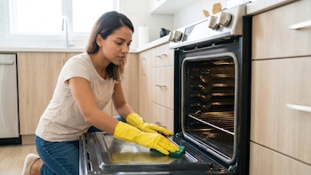 Cómo limpiar el horno con bicarbonato: dile adiós al cochambre en minutos