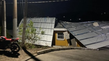 Los fuertes vientos ocasionan daños