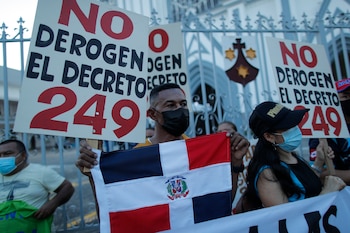 Grupos de inmigrantes protestan frente a la Iglesia del Carmen, en la vía España, en Ciudad de Panamá (Panamá). EFE/ Bienvenido Velasco