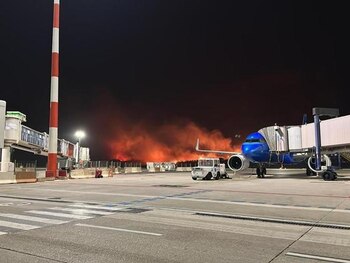 Las llamas cerca del aeropuerto