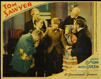 Póster vintage 'Tom Sawyer'. Siete personas en vestuario de época: dos niños y cinco adultos. Letras naranjas 'Tom Sawyer' en diagonal