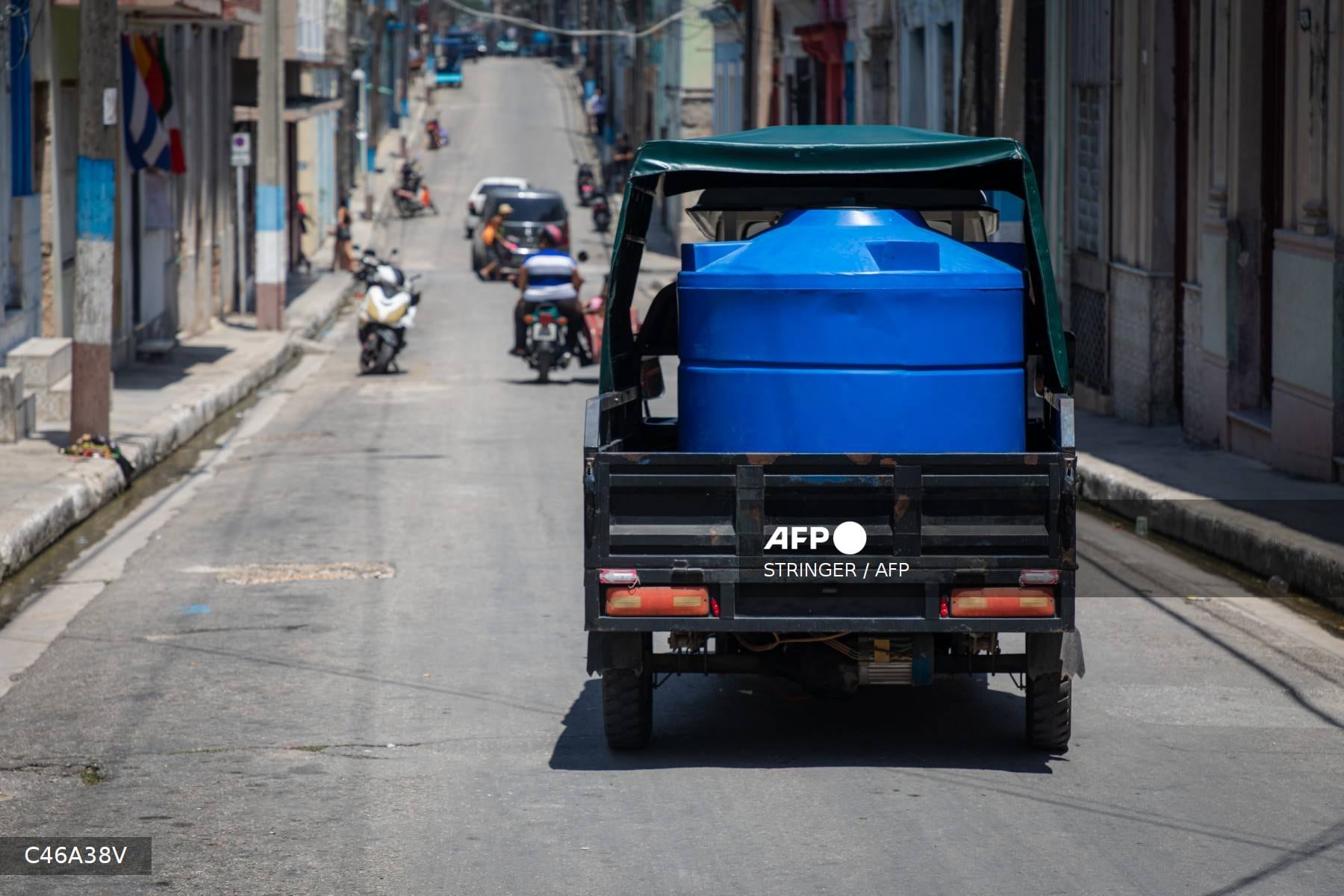 Los camiones cisterna privados alcanzan precios de hasta 20,000 pesos cubanos ante la escasez de agua./ (Photo by AFP)