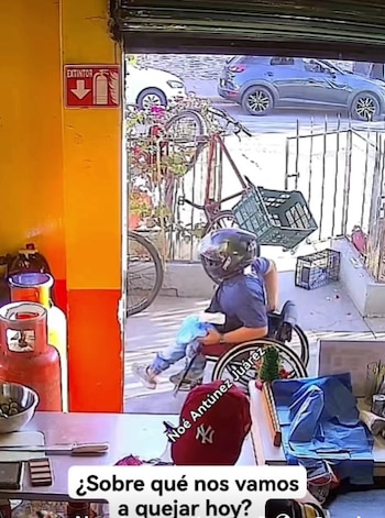 Su esfuerzo diario quedó grabado en video y conmovió a miles de personas en internet.