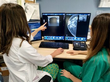 Dos profesionales sanitarias observan una