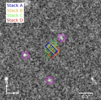 Imágenes del JWST que muestran la ubicación de la misteriosa línea de emisión. Los rectángulos de colores indican la posición de los obturadores del espectrógrafo durante cuatro series de observaciones, mientras que los círculos rosas señalan tres galaxias cercanas. En el centro de los rectángulos, donde se detectó la línea de emisión, no se observa ninguna fuente. (Huberty et al., ApJ , 2026)