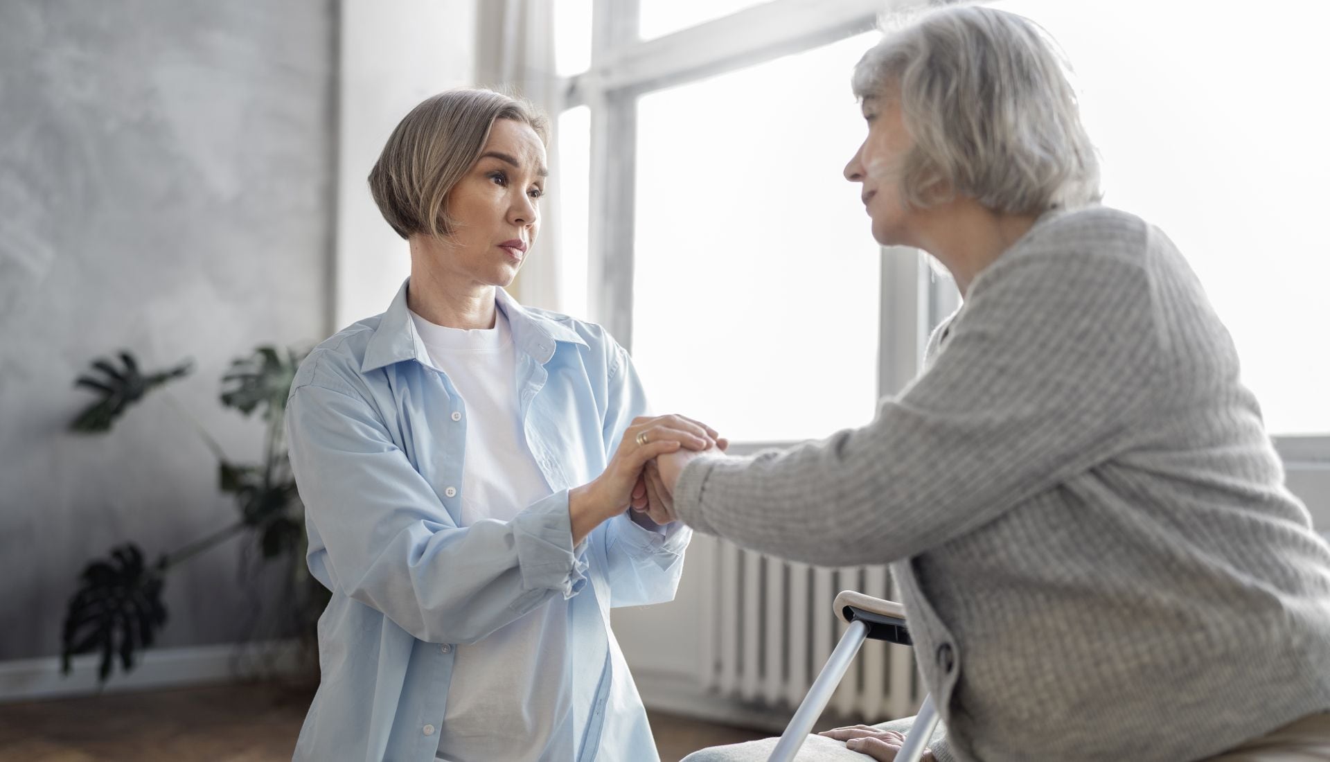 Ajustar el hogar con pequeños cambios puede reducir riesgos de caída y facilitar la movilidad en personas con Parkinson (Freepik)