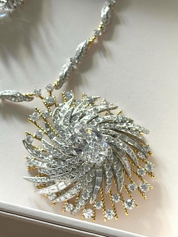 Esta joya, inspirada por Jean Schlumberger, se confeccionó en platino y oro amarillo de 18 quilates (Instagram)