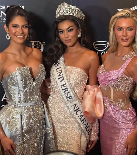 Las reinas universales Sheynnis Palacios (2023), Victoria Kjær (2024), Itza Castillo (Miss Universo Nicaragua 2024), engalanaron la noche de coronación como invitadas de honor.