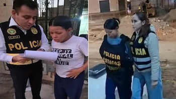 Un policía muestra un documento a una mujer. Otra policía escolta a la mujer, quien viste un chaleco policial con las palabras 'ESTAFAS DETENIDO'