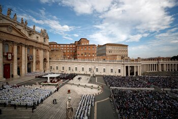 El Papa Francisco asiste a