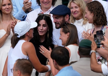 La última aparición pública de Courteney Cox y Johnny McDaid ocurrió en septiembre de 2025 durante el Abierto de Tenis de Estados Unidos (Andrew Matthews, PA vía AP)