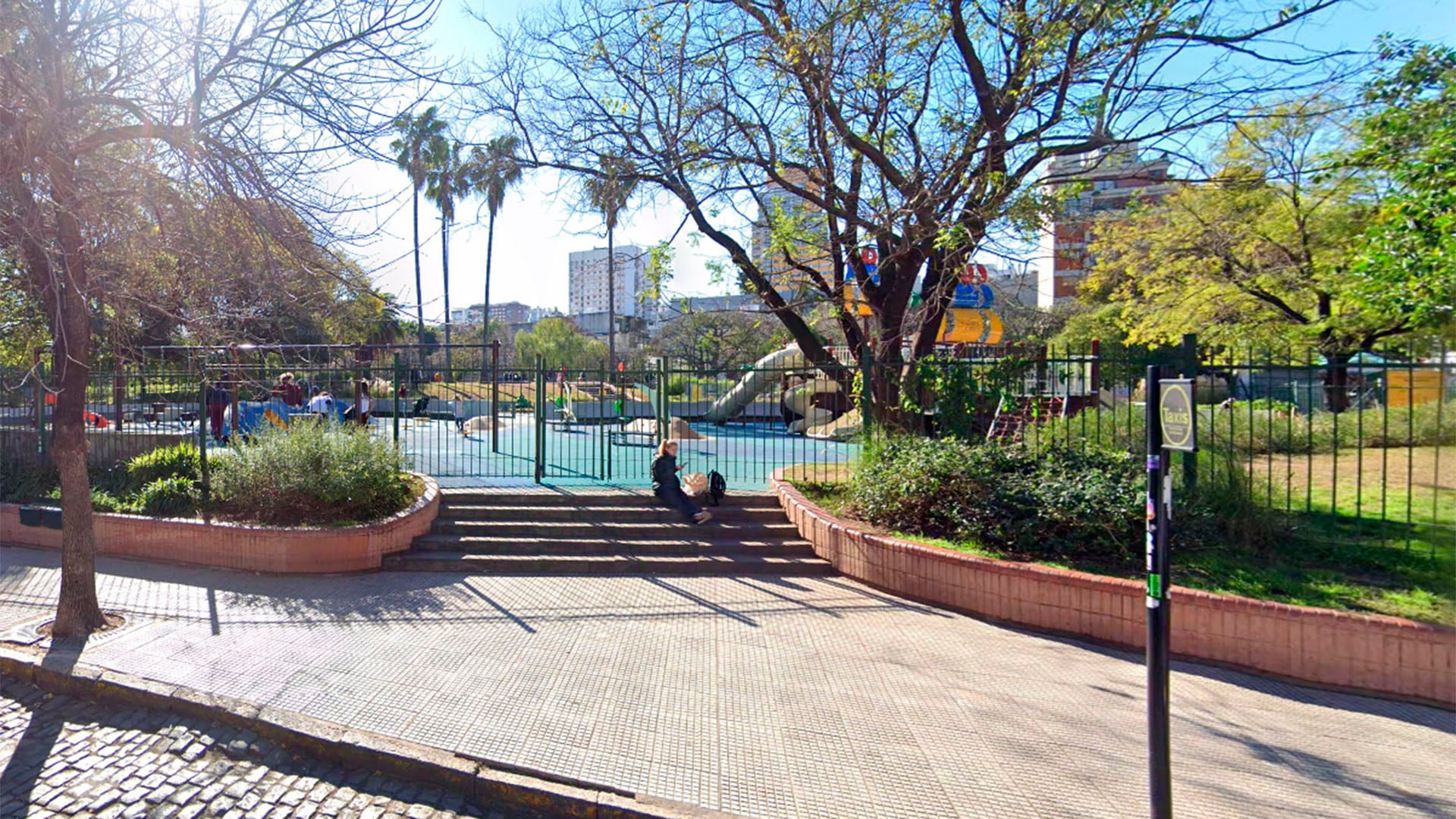 La Plaza Inmigrantes de Armenia, en Palermo, donde también se proyectaría construir estacionamientos bajo tierra (Captura Google Maps)