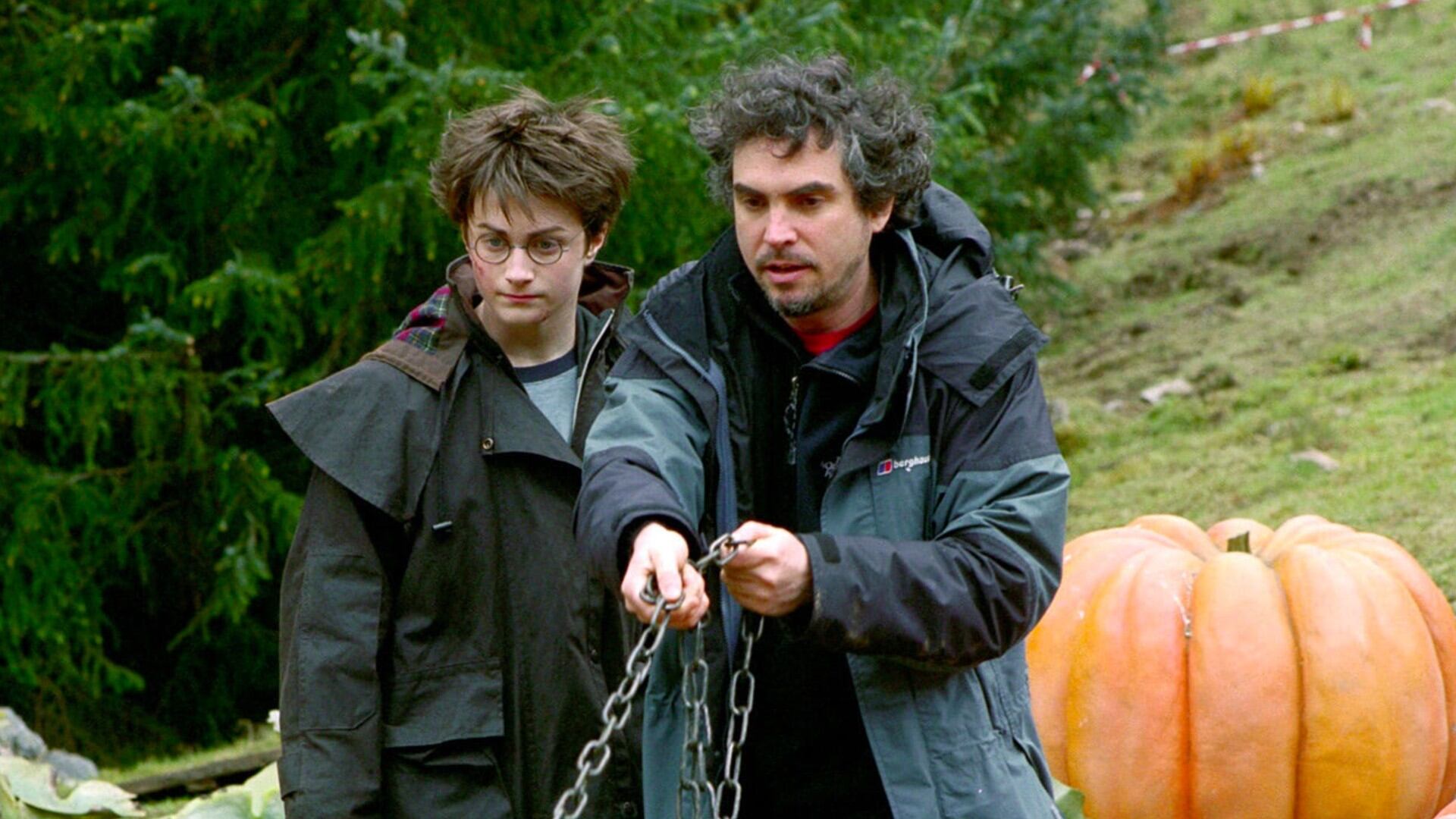 Daniel Radcliffe y Alfonso Cuarón en el set de Harry Potter y el prisionero de Azkaban. (Warner Bros. Pictures)