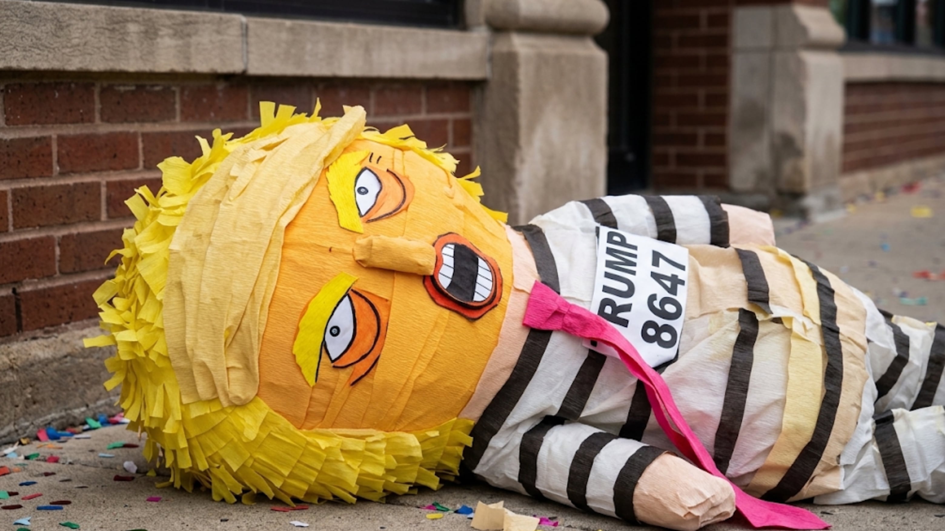 La edición 32 en Sunset Park combinó folclore y símbolos de protesta, desde figuras del presidente Donald Trump hasta mensajes contra el Servicio de Control de Inmigración y Aduanas, en un barrio marcado por operativos recientes