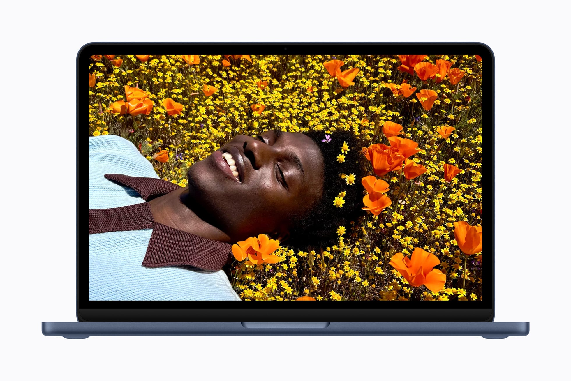 Ofrece hasta 16 horas de autonomía, permitiendo una jornada completa de uso sin recargar. (Apple)