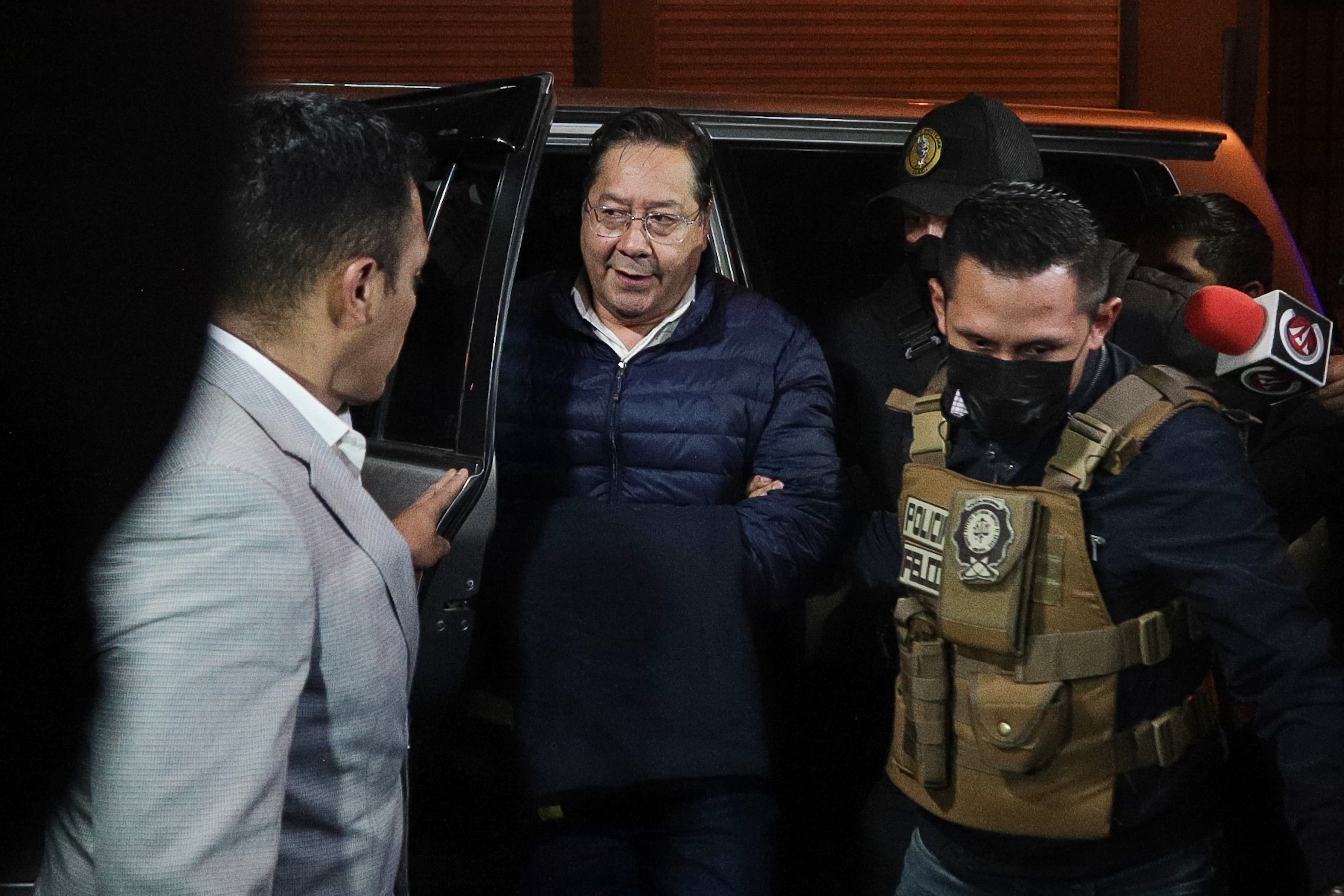 El expresidente de Bolívia Luis Arce (c) llega a la cárcel de San Pedro este viernes, en La Paz (Bolivia) EFE/ Gabriel Márquez